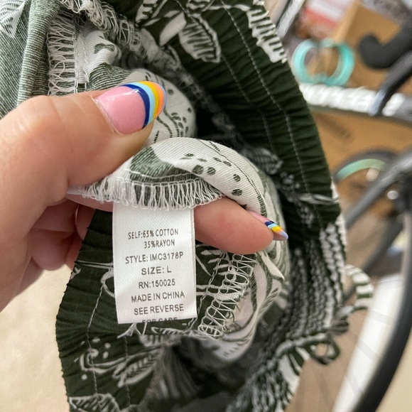 NWOT Green tropical pants - Picture 4 of 4